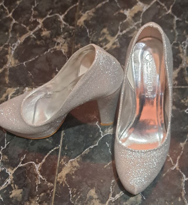 Сребристи обувки и чанта