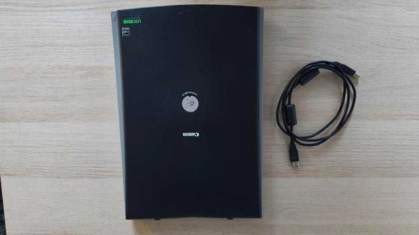 Продавам работещ скенер Canon Lide 25