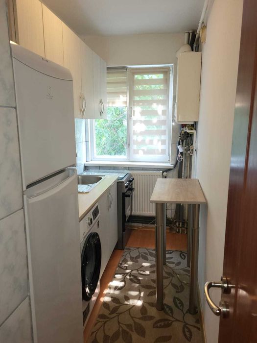 Proprietar închiriez apartament cu trei camere semidecomandat în Bacău
