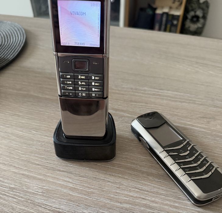 Nokia sirocco silver edition .
