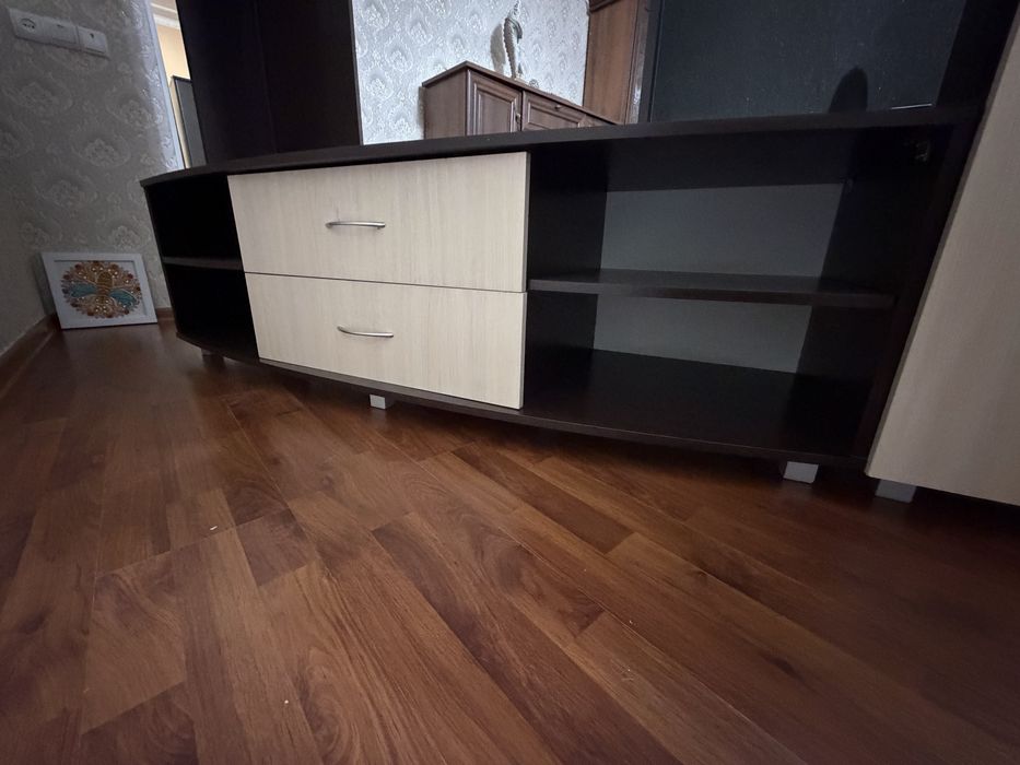 Продам стенку под телевизор