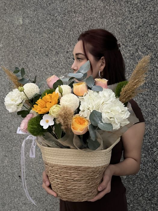 Цветы солнце в корзине