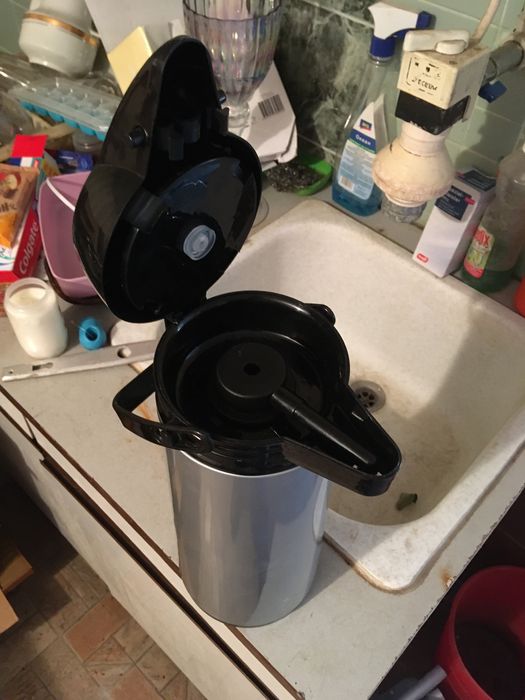 Термос с вградена помпа