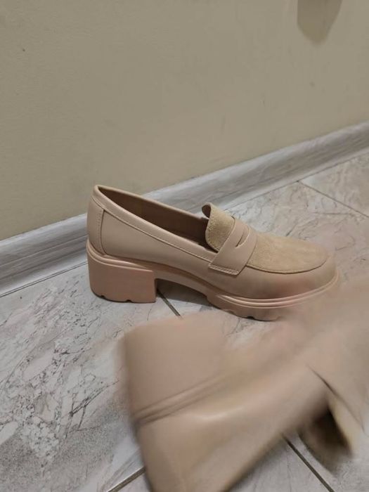 Лоуфъри бежови ток