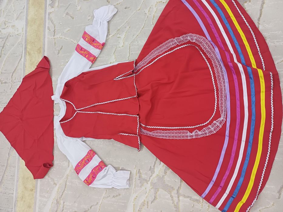 Орыс,украйын киімдері бар.