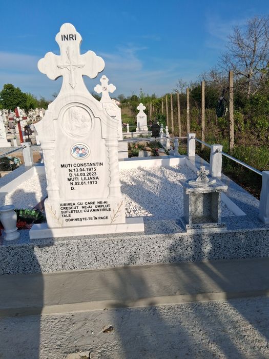 Monumente funerare...