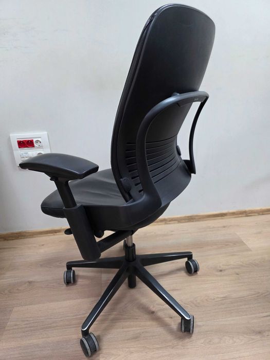 Steelcase leap v2 естествена кожа