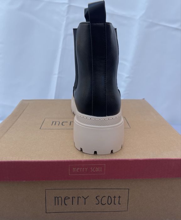 Дамски боти с бяла подметка