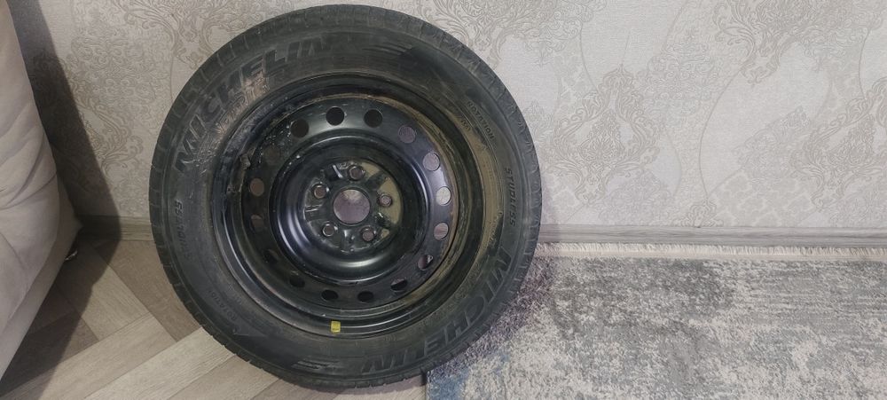 Продам шина с диском на камри 35