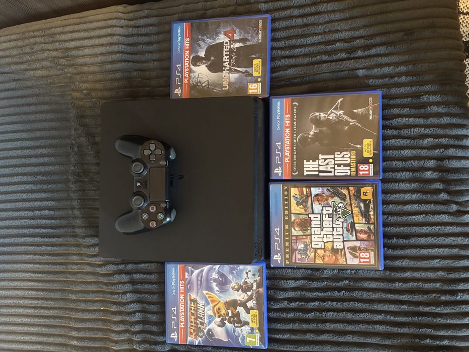 ПРОДАВАМ ps4 slim 1 TB + 4 игри + един джойстик