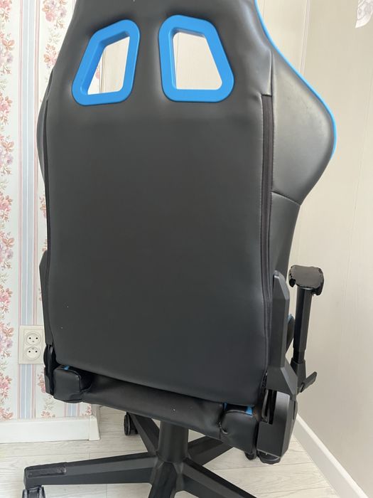 Игровое кресло dxracer
