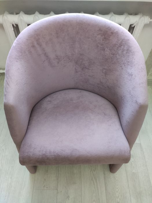 Кресло пудрового цвета