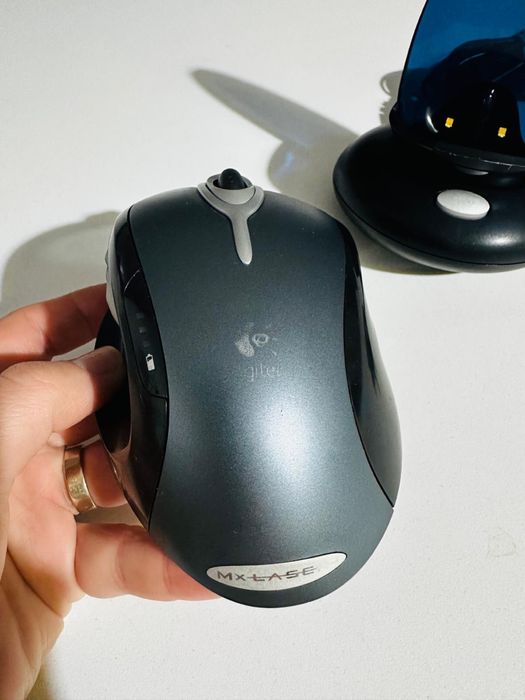 Se vand 2 mouse-uri Logitech