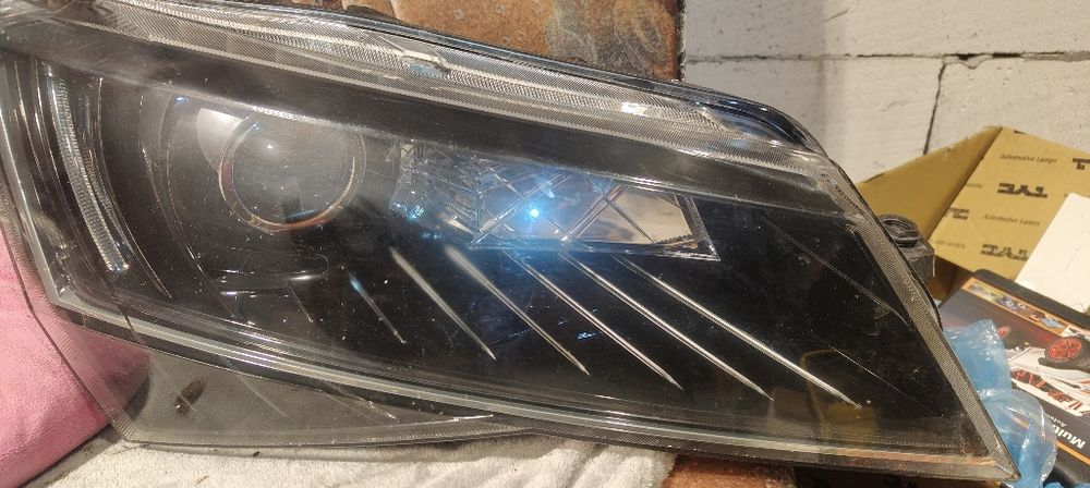 Far dreapta xenon Nisan Qashqai și Skoda superb