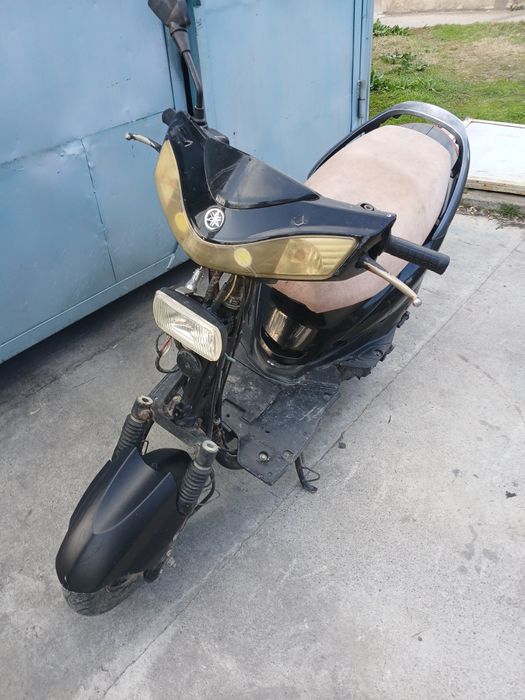 Скутер ямаха на ходу