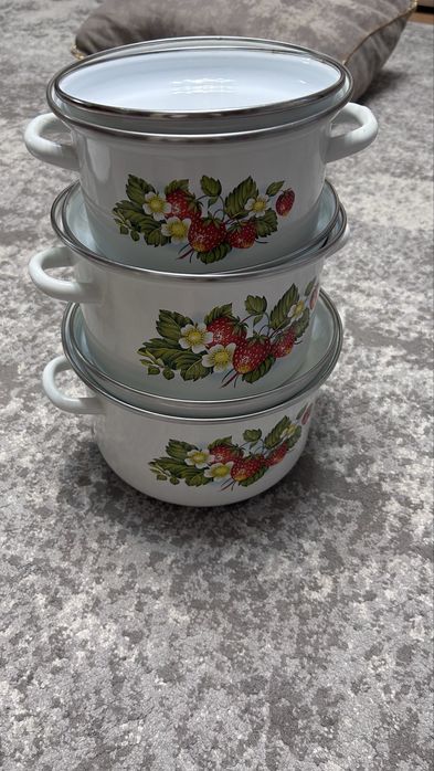 Набор кострюль и чайник