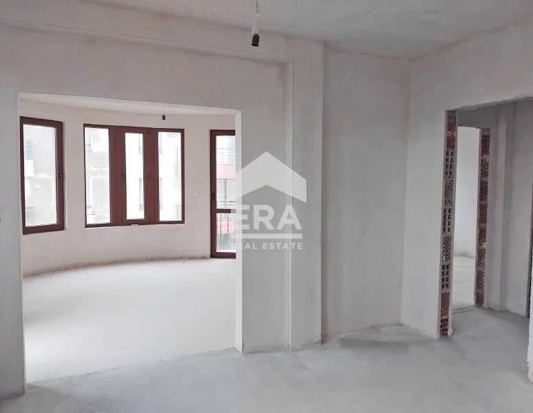 Просторен  три спален апартамент в готова сграда с включено парко мяст