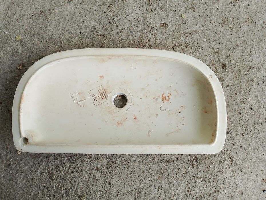 Крышка от бочка унитаза