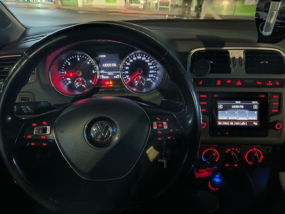 VOLKSWAGEN Polo 2015 — imagine 1