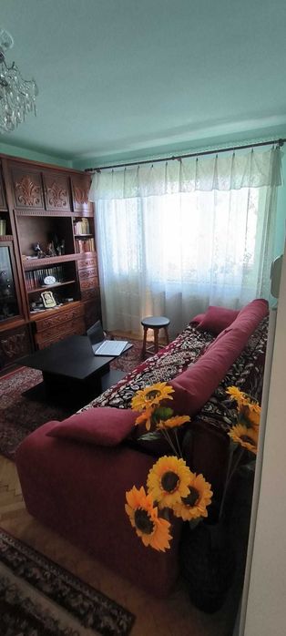 Vand apartament 2 camere + balcon, et. 3/4, zonă liniștită lângă școli și piață – Câmpina!