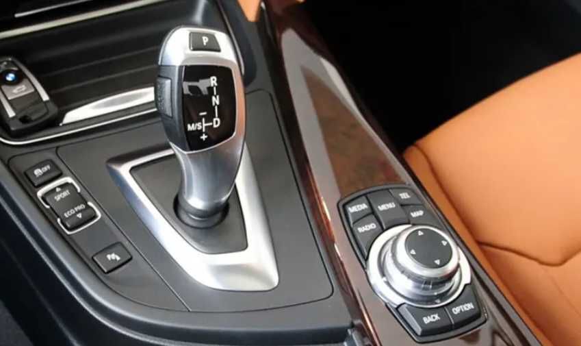 Интериорна пластмаса около скоростния лост БМВ BMW F30 F34 F35 F32 F36