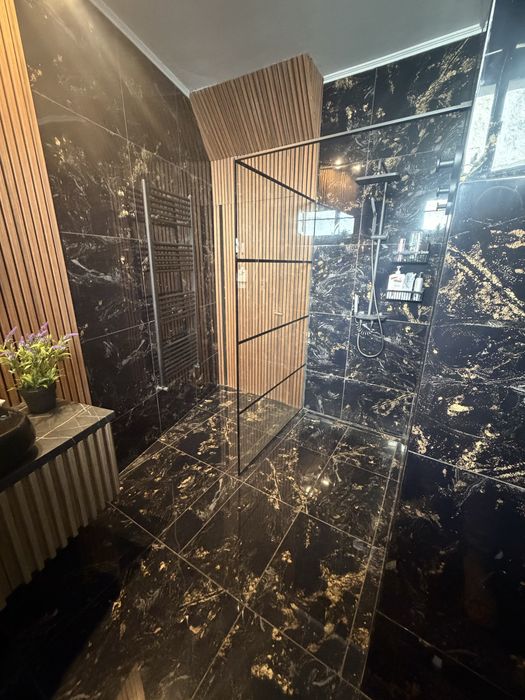 Studio renovat integral în 2026 | Centrul Vechi Brașov | 42 mp + boxă 6 mp | Str. Pieții nr. 1