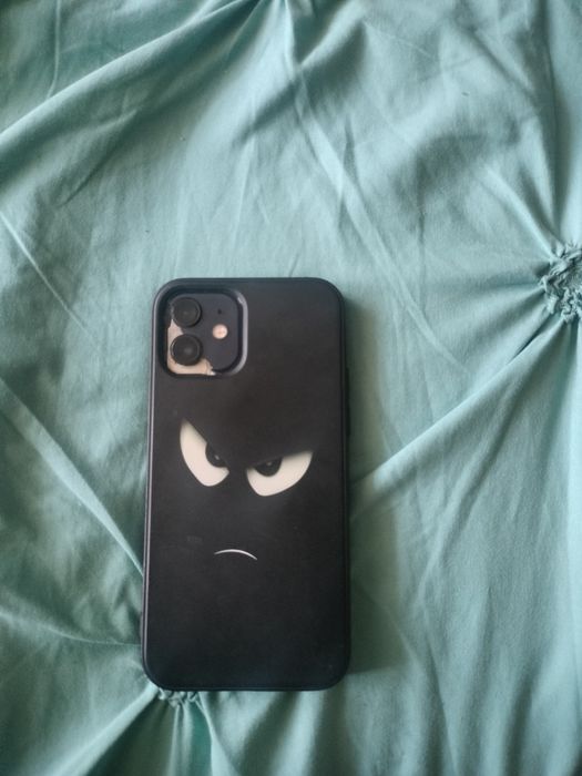 Vând iPhone 12 simplu