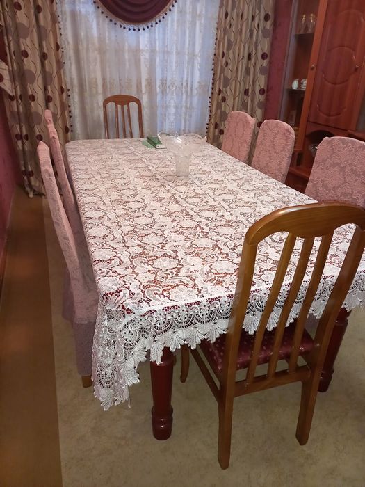 Продаётся стол и 8 стулье   в отличном состояниеза