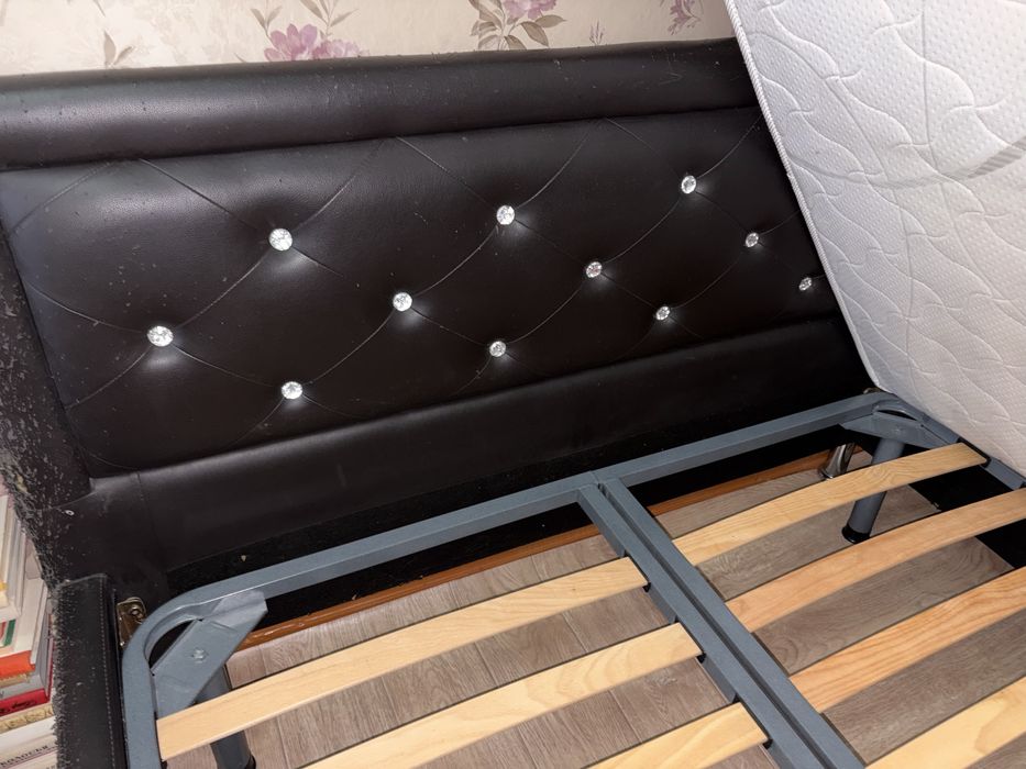 Кровать с матрасом