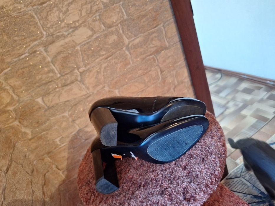 Продам новые лакированные туфли