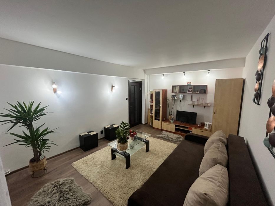 Vând apartament cu 2 camere ,zona Dallas,etajul 4