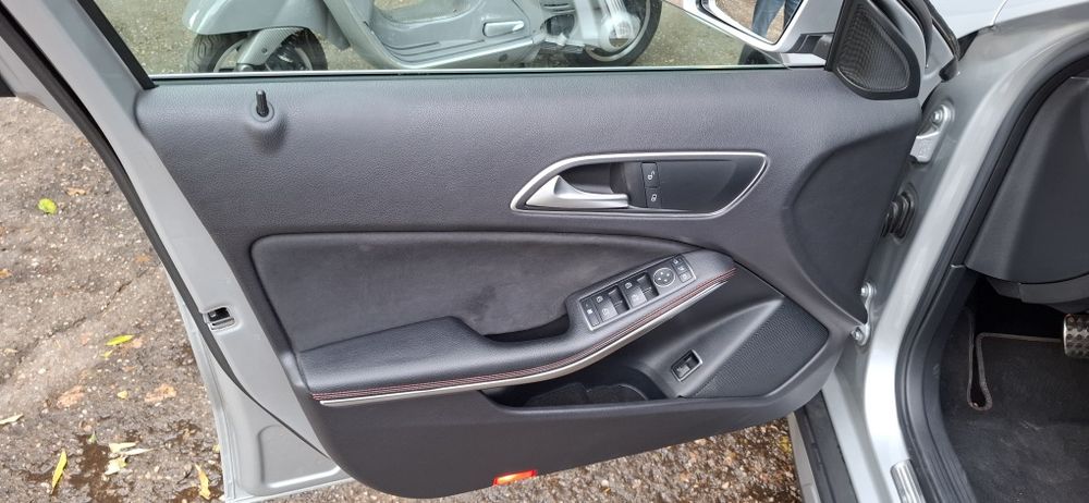 Mercedes-Benz GLA 200d 4Matic Pachet AMG