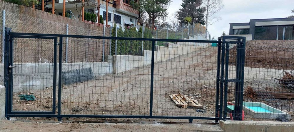 Оградни портали и врати - оборудвани с колове, панти, брава, дръжка