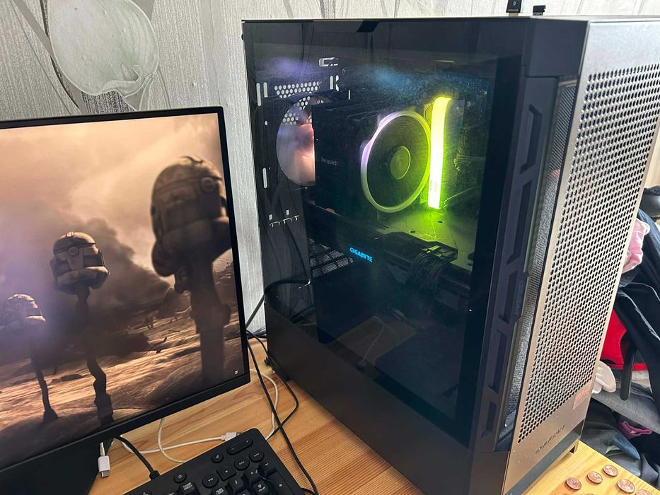 Геймърски компютър RX 7800 XT 16 GB, RYZEN 5 5600, 32GB RAM