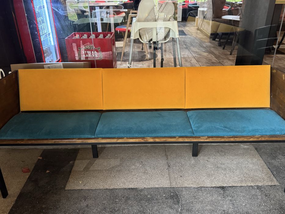 Bancuță din lemn si metal.