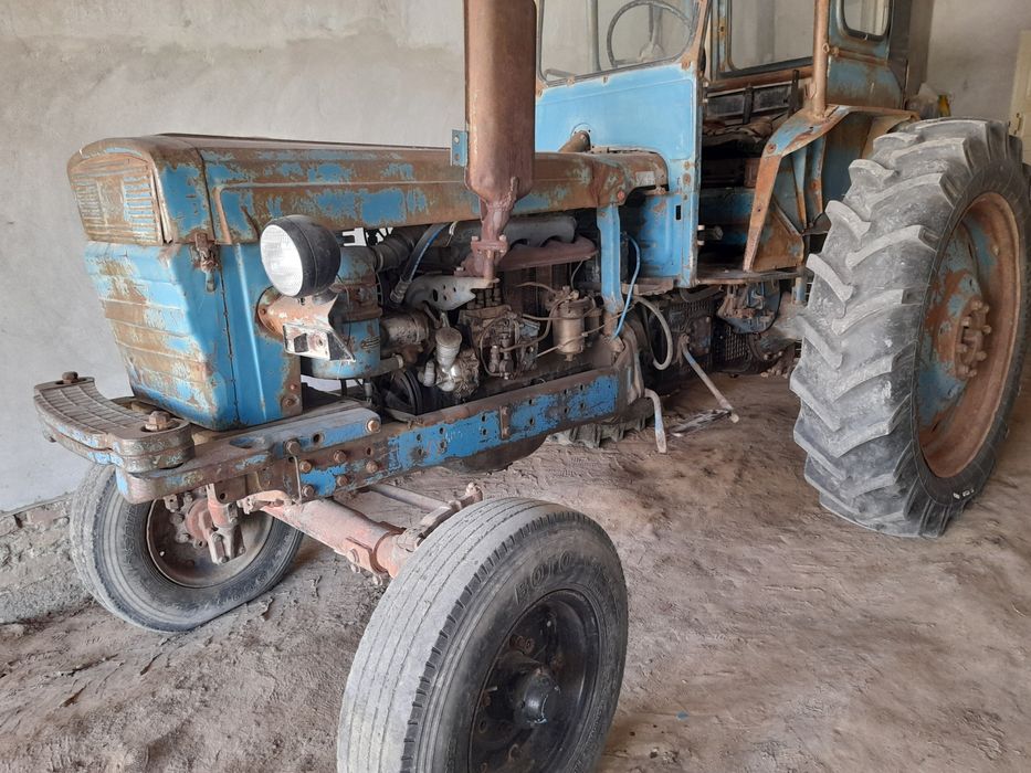 T 28 traktor sotladi xolati zòr kraskasi radnoy balonlari yangi