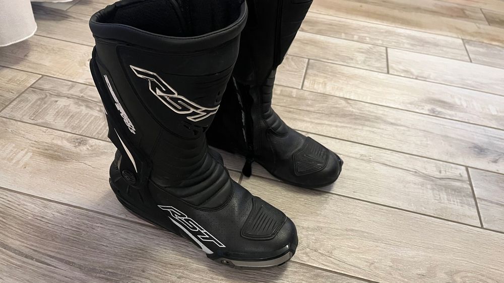 Мото екип кожен две части RST, кожено мото яке, мото ръкавици, ботуши