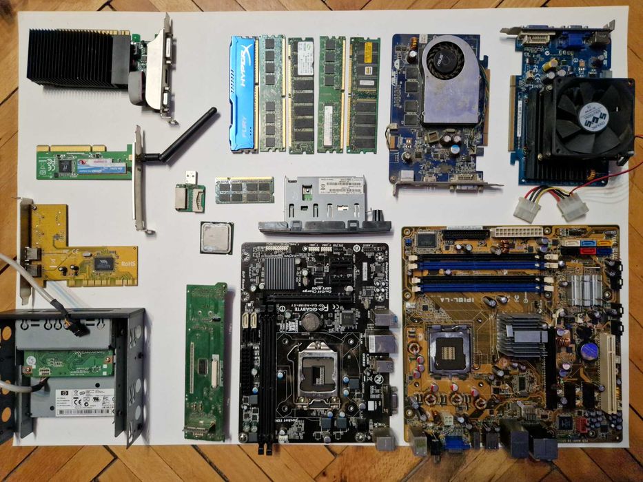 Lot componente PC pentru piese – plăci bază, GPU, CPU, RAM, surse PC, HDD și unități DVD/CD