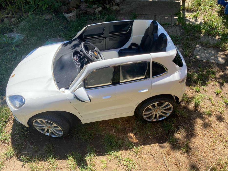 Детски Електрически коли/джипки Porsche Cayene, бяла или черна.