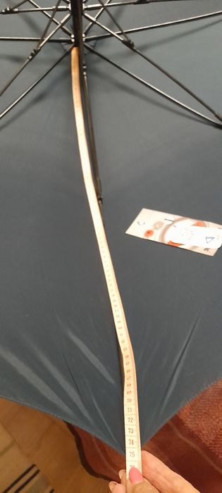 Продавам голям чадър за дъжд