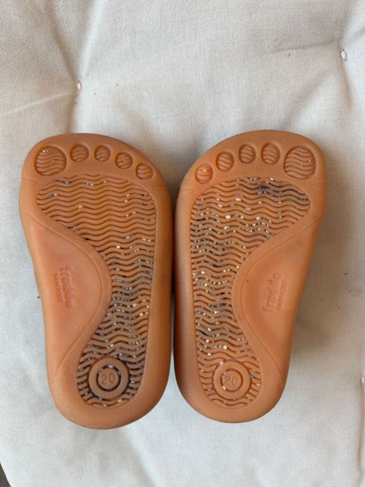Продавам сандали за момче Frodo Barefoot 20р