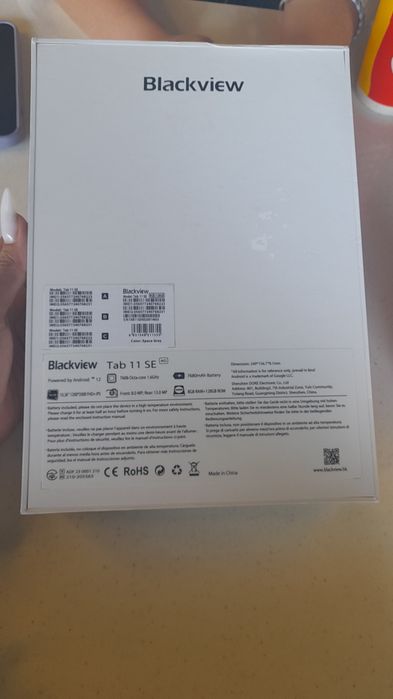 Planshet yengi upakofkasi ochilmagan