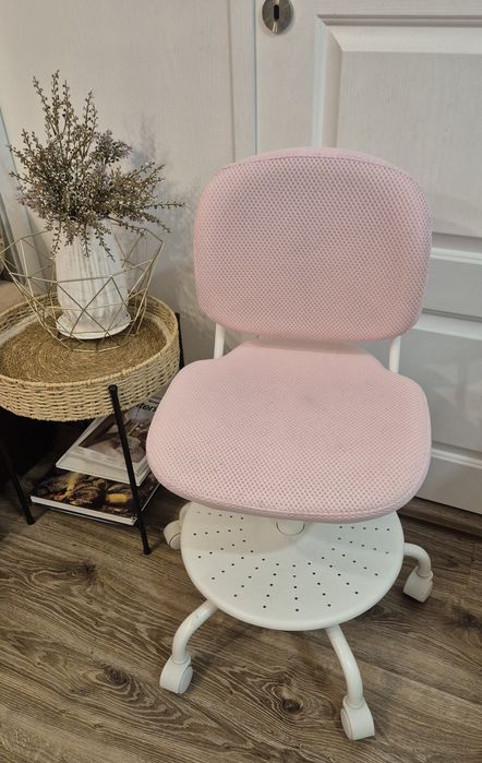 Детски- момичешки  въртящ се стол  с колелца