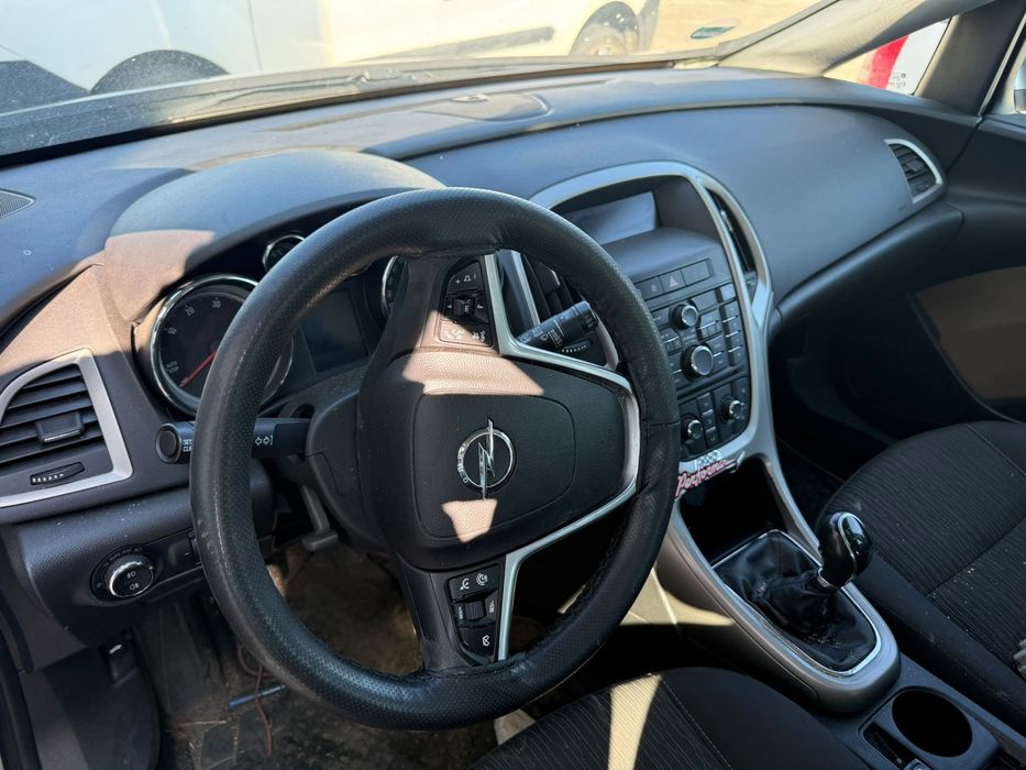 Dezmembrez Opel astra j facelift 2014 break Argintiu - GAN (176) 1.6 cdti B16DTL volan stanga
