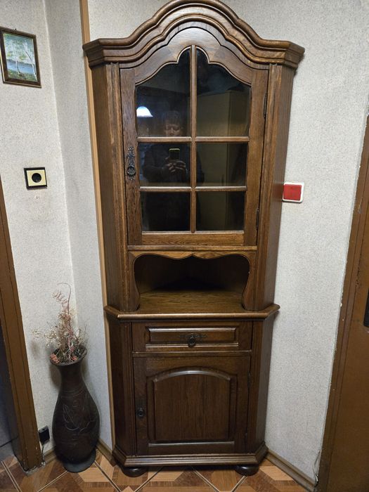 Продавам дървен ритро шкаф