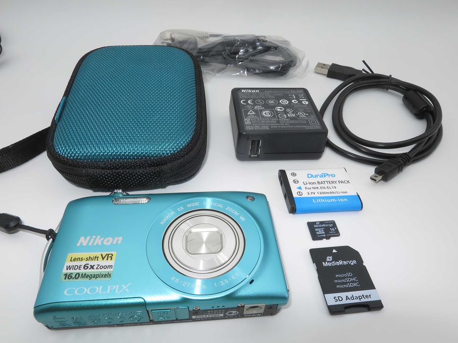Nikon Coolpix S3300 ултра компактен цифров фотоапарат, дигитална камера в страхотен син цвят, като НОВА, пълен комплект, работи перфектно!