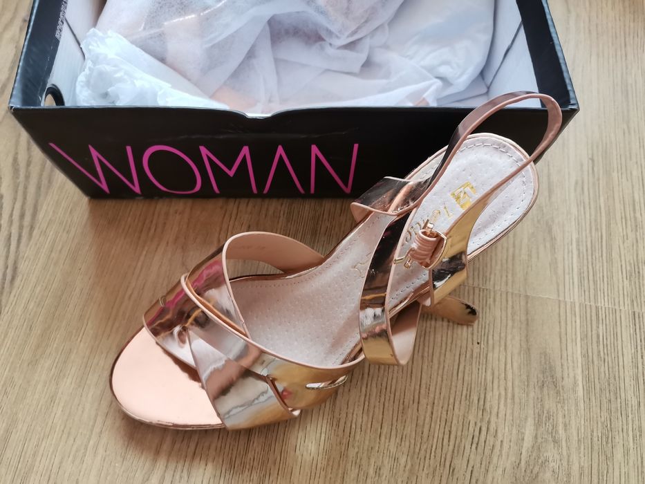 Златни сандали на ток