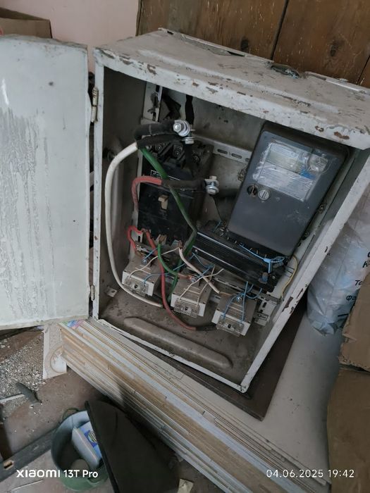 Электрощит в полном комплекте в рабочем состоянии