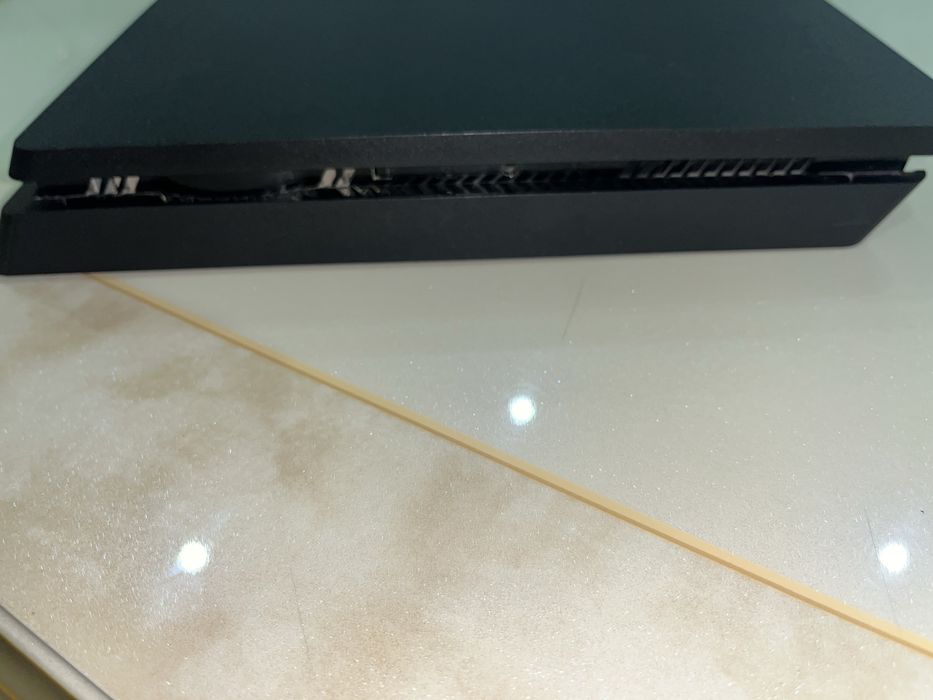 Пластейшн 4 слим срочно продается