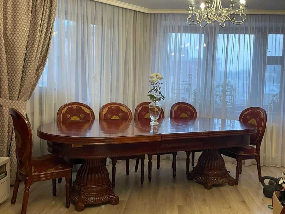 Срочно Продаётся  обеденный  стол и 12 красивых стульев из красного де